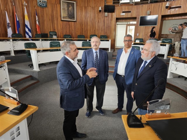 Santalices estreita relacións institucionais con diferentes entidades do Uruguai, como o alcalde de Punta del Este, fillo de galego